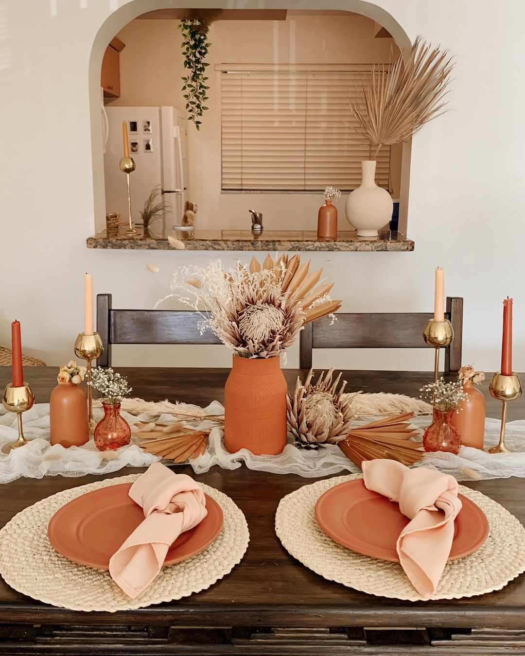 Table de Saint-Valentin orange et rose pâle