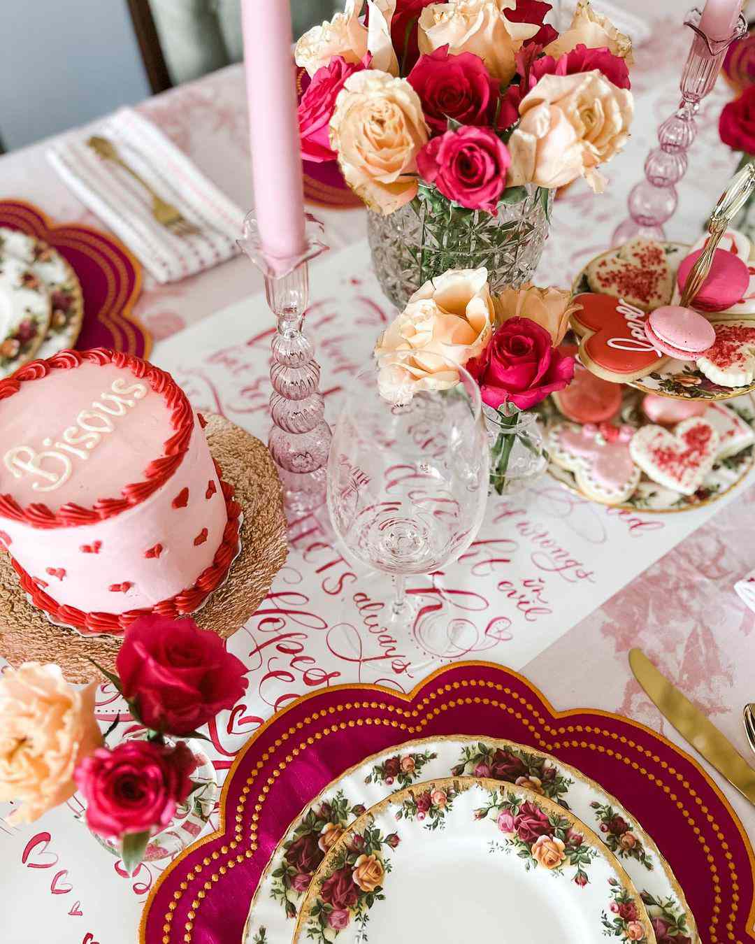 Rosas doradas y rojas en la mesa de San Valentín