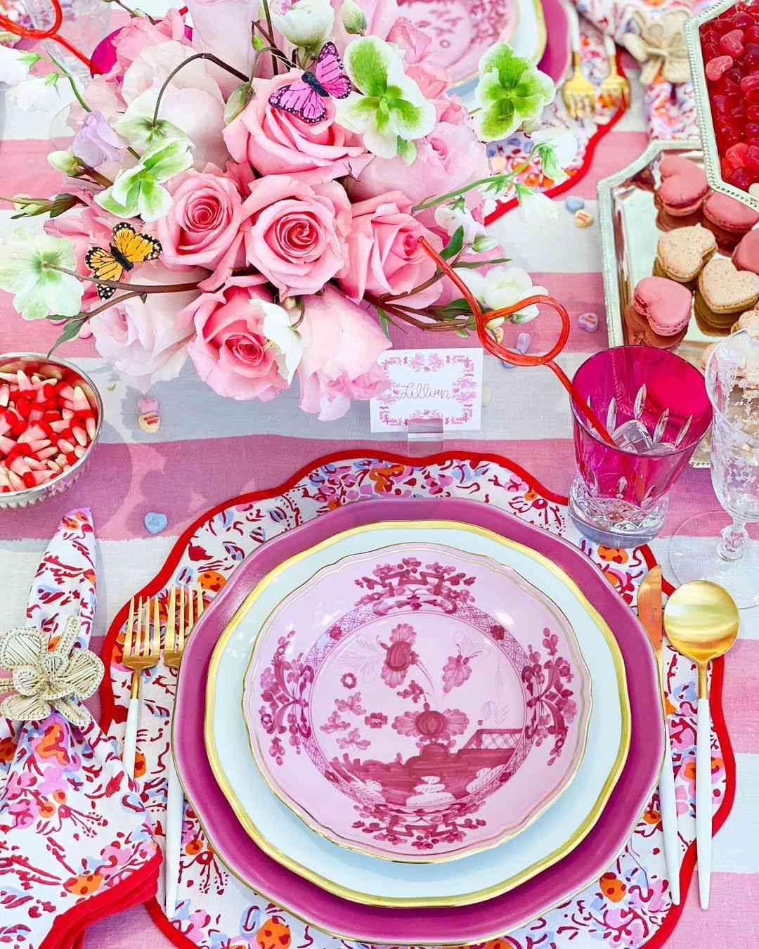 Paisaje de mesa rosa brillante con flores