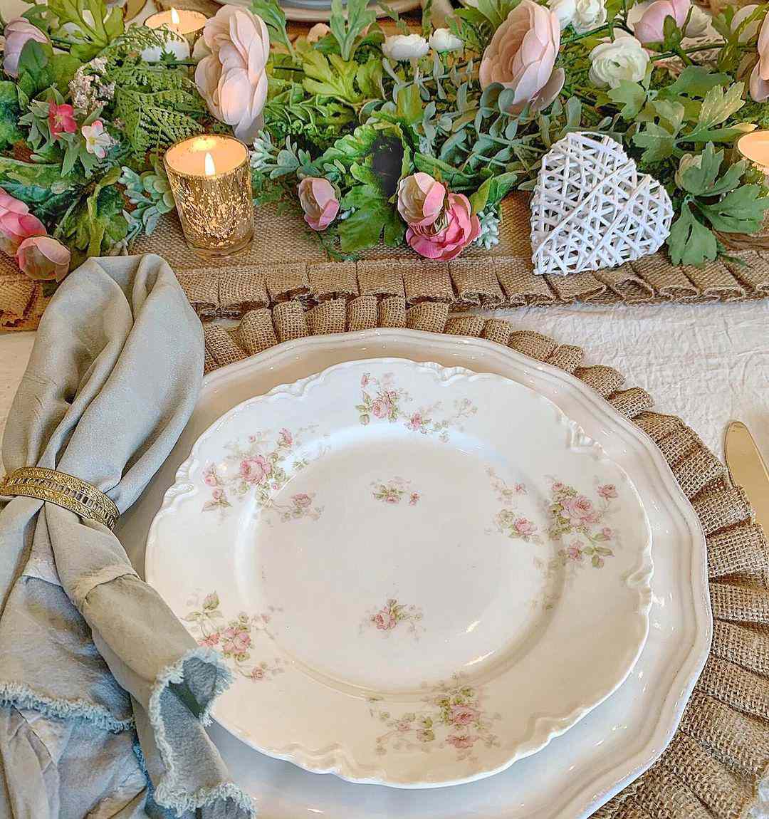 Plato blanco y rosa por guirnalda de flores de imitación