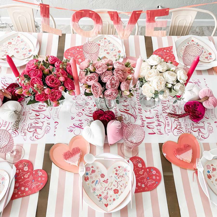 Mesa de San Valentín con estampado rosa