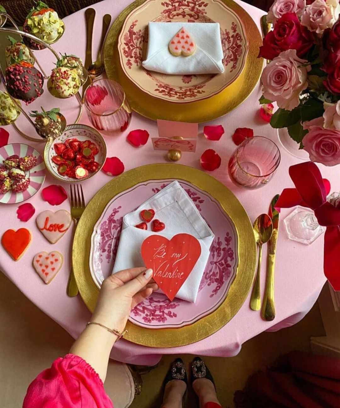 Mesa rosa de San Valentín con cargadores dorados