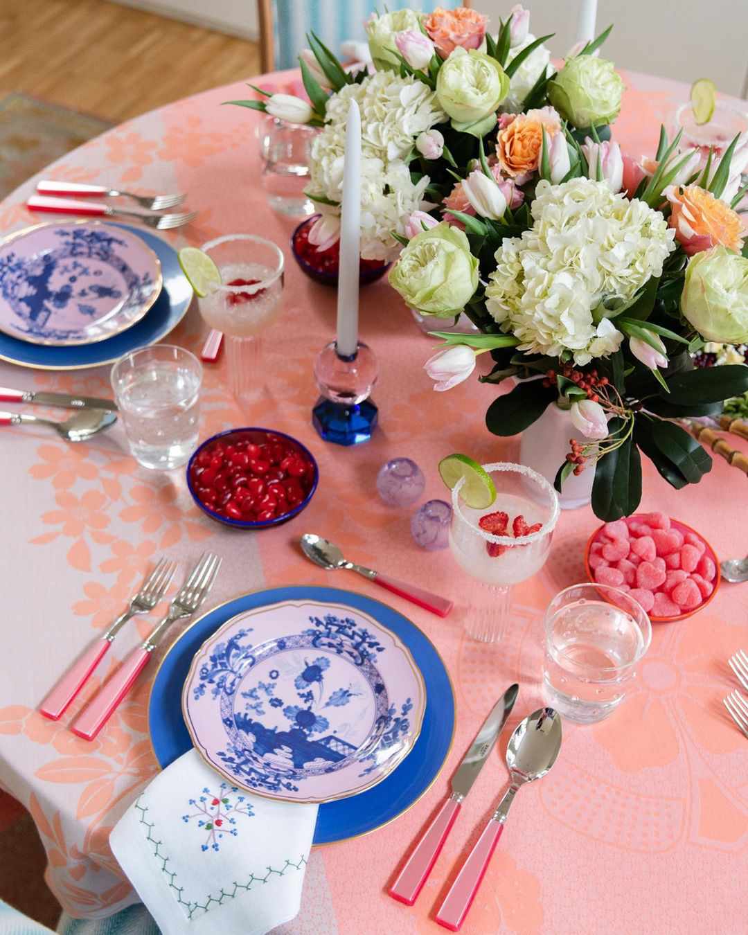 Paysage de table rose avec des assiettes bleues