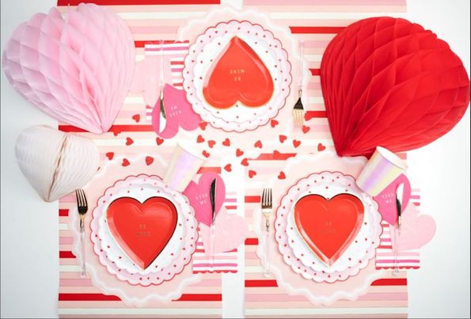 Mesa de San Valentín rosa y roja