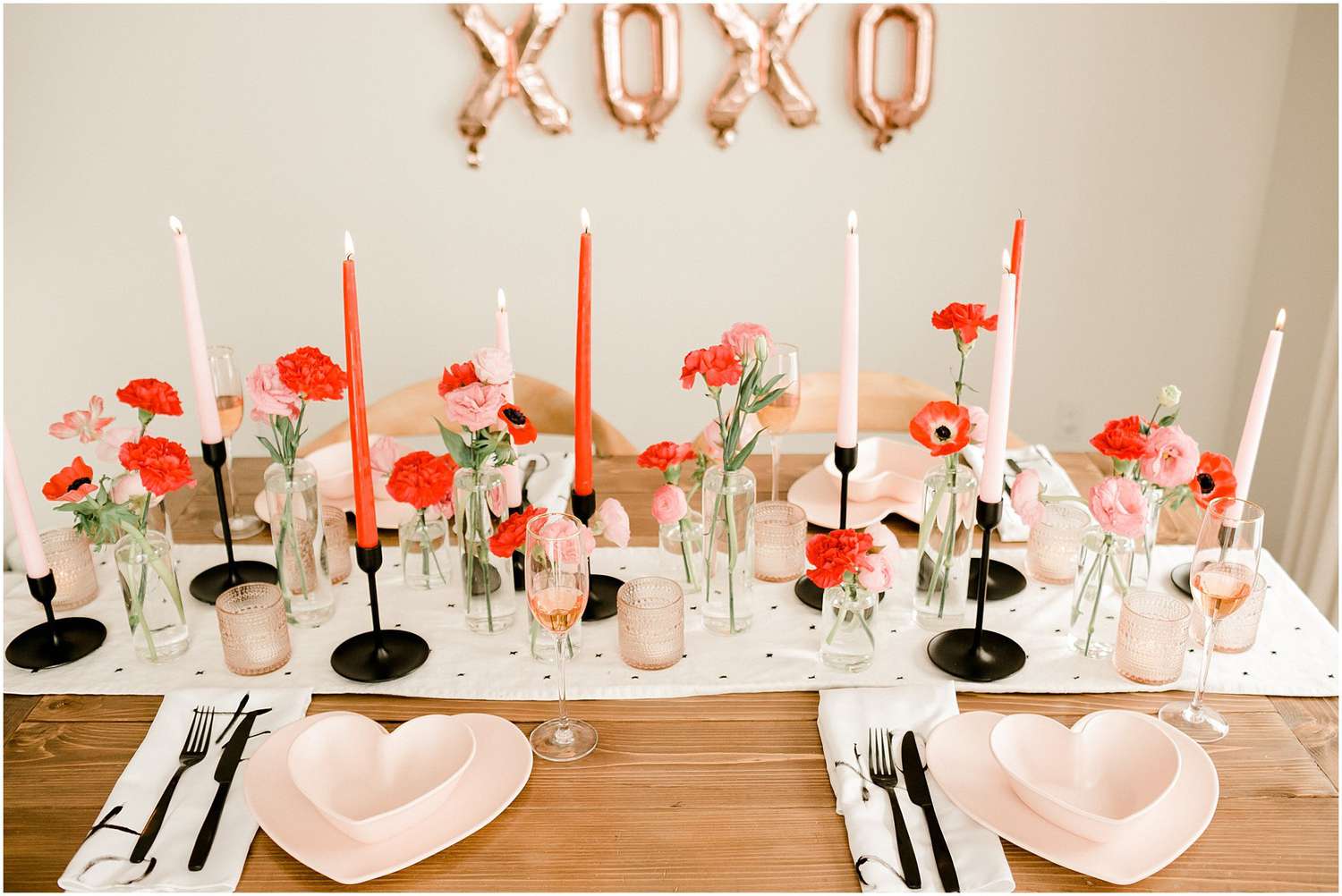 Tablescape con tapers rosas y rojos