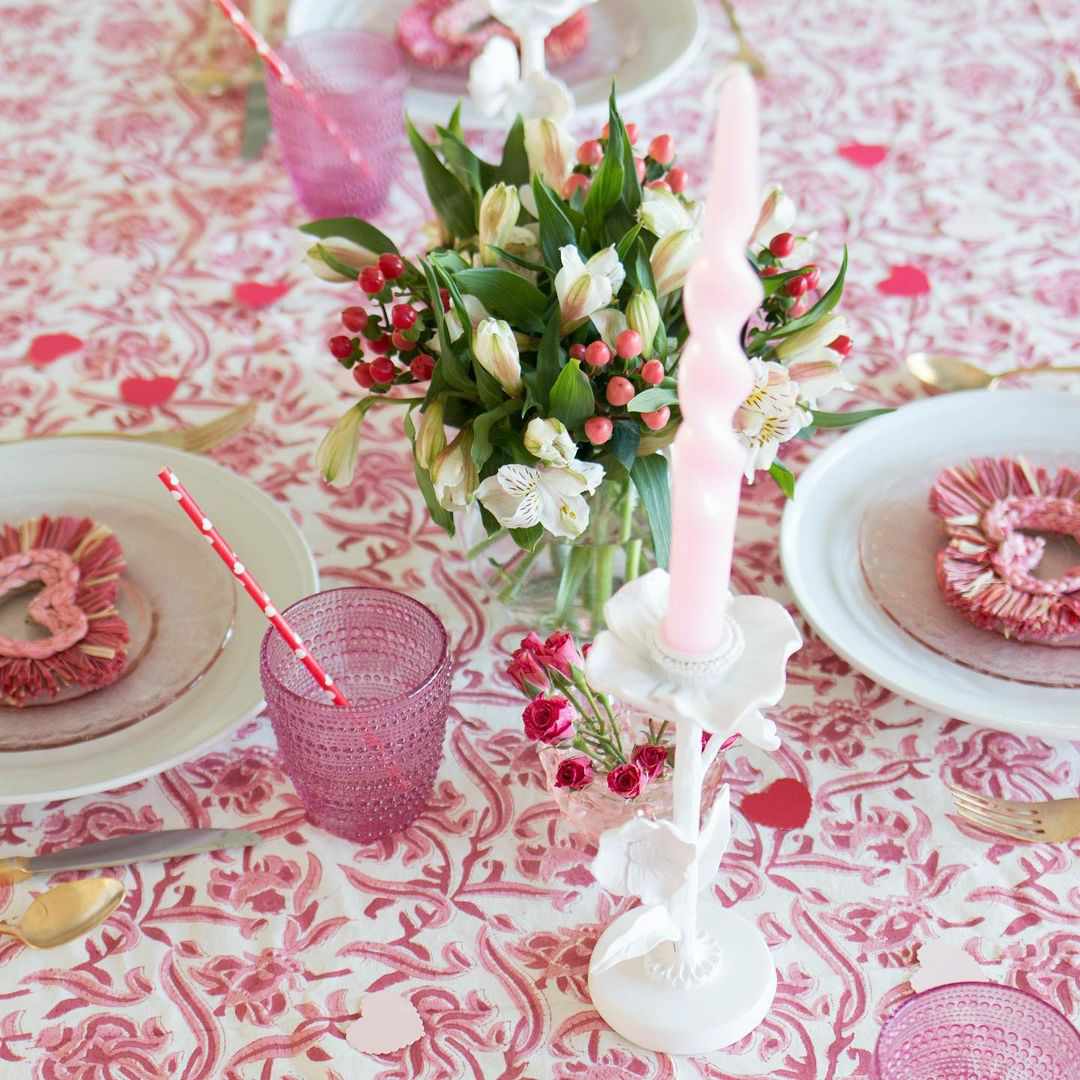 Paisaje de mesa rosa con velas y copas rosas