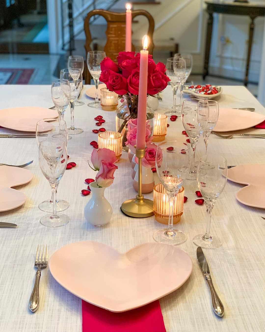 Paysage de table rose et rouge avec des bougies en papier