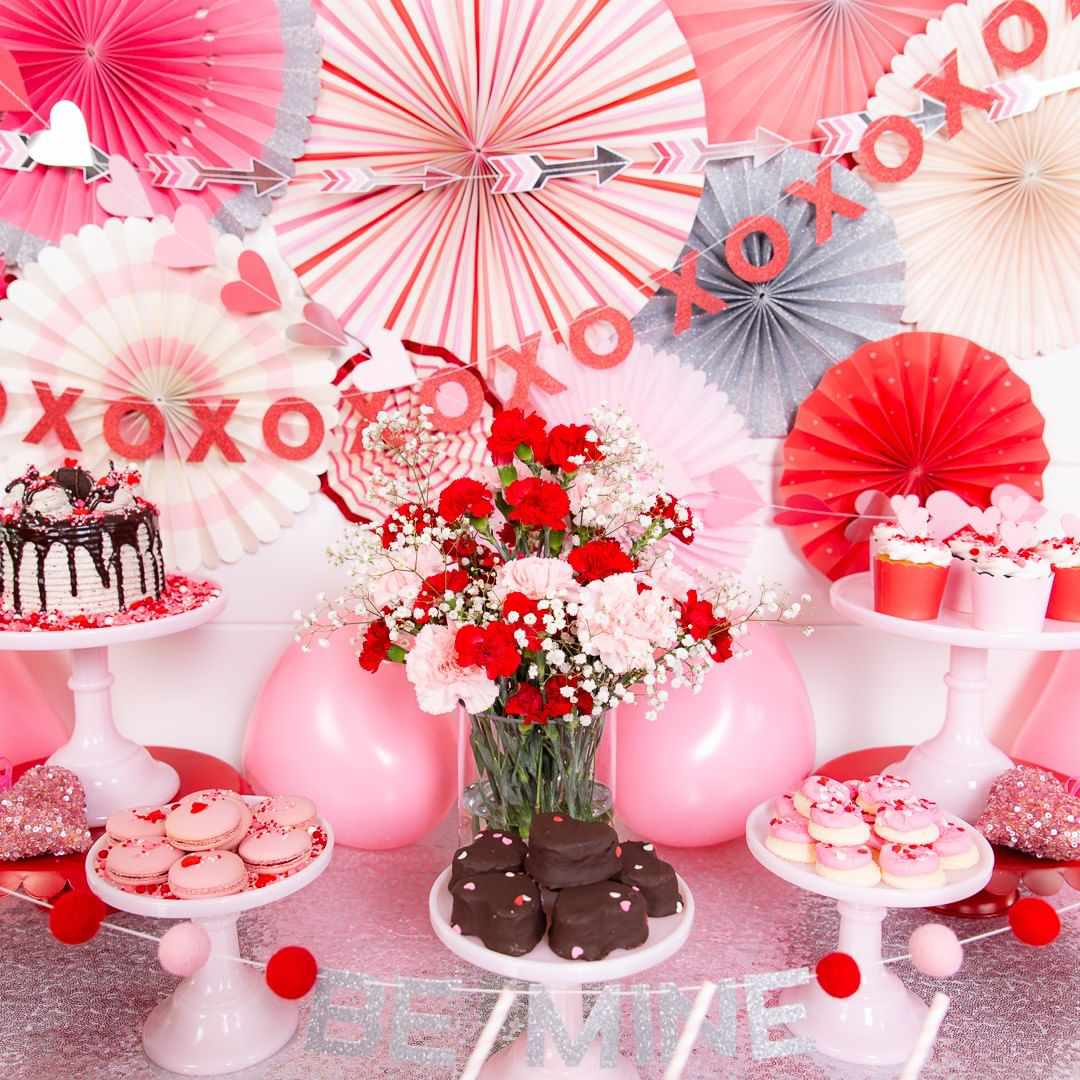 Mesa temática de San Valentín en rosa y rojo