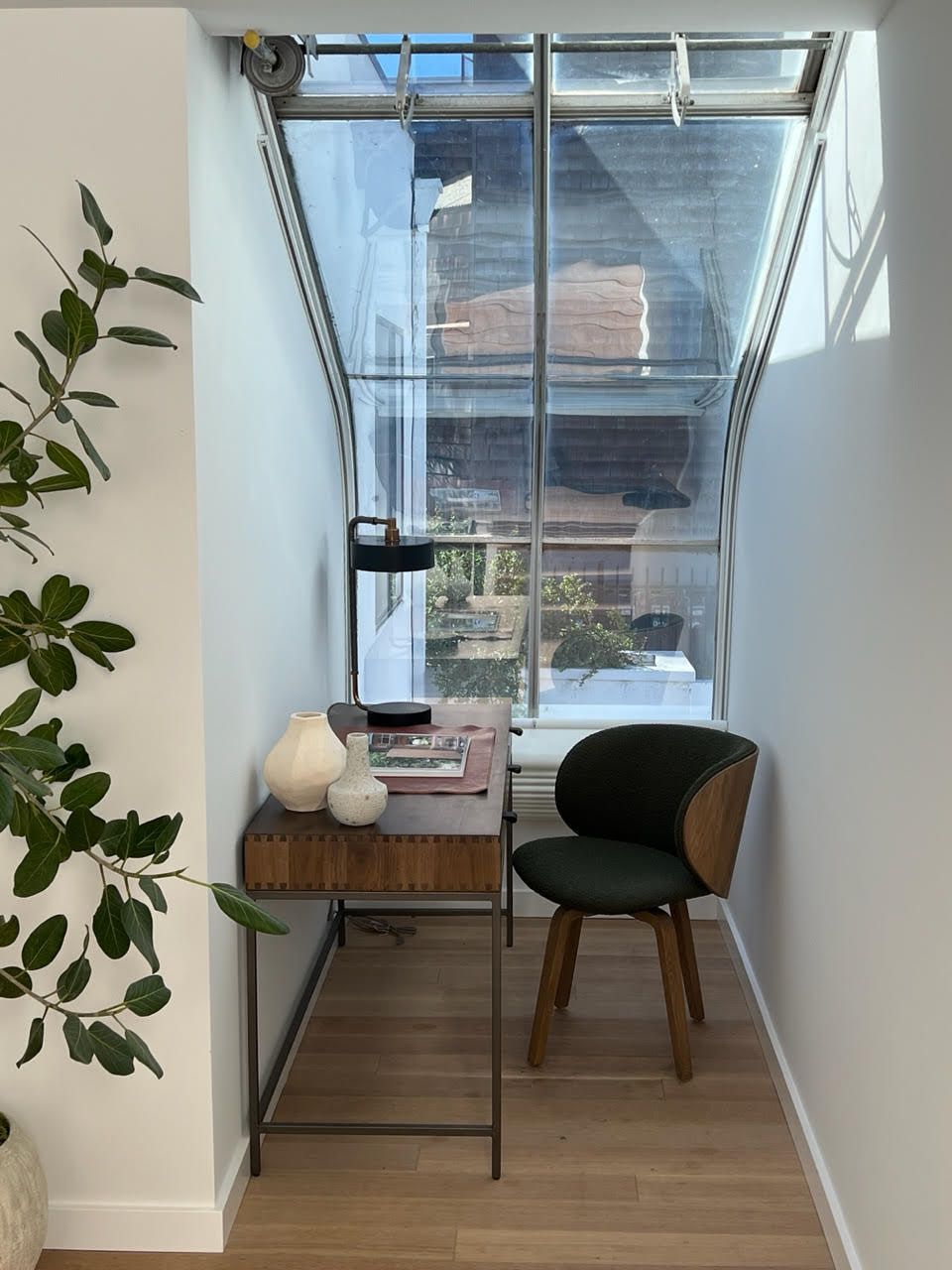 janela em arco com home office