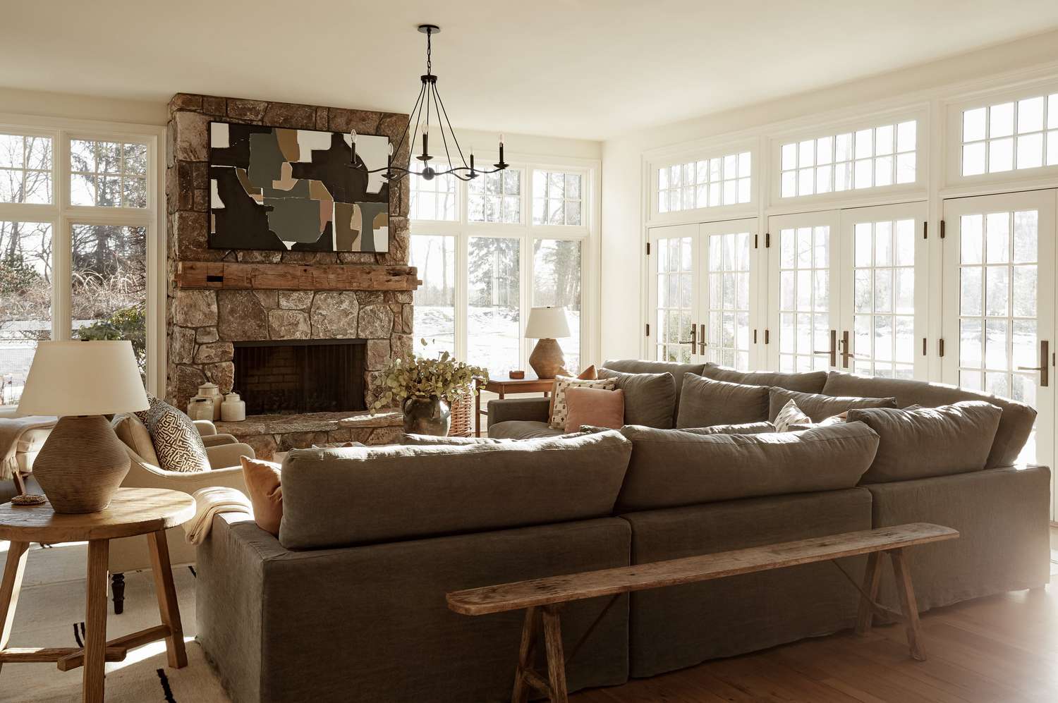 Interior de casa cálido y acogedor en invierno.