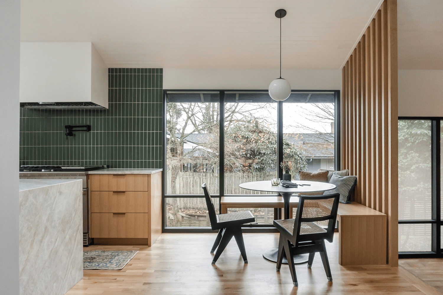 Moderne Küche im Stil der Jahrhundertmitte mit grünen U-Bahn-Fliesen und Holzschränken