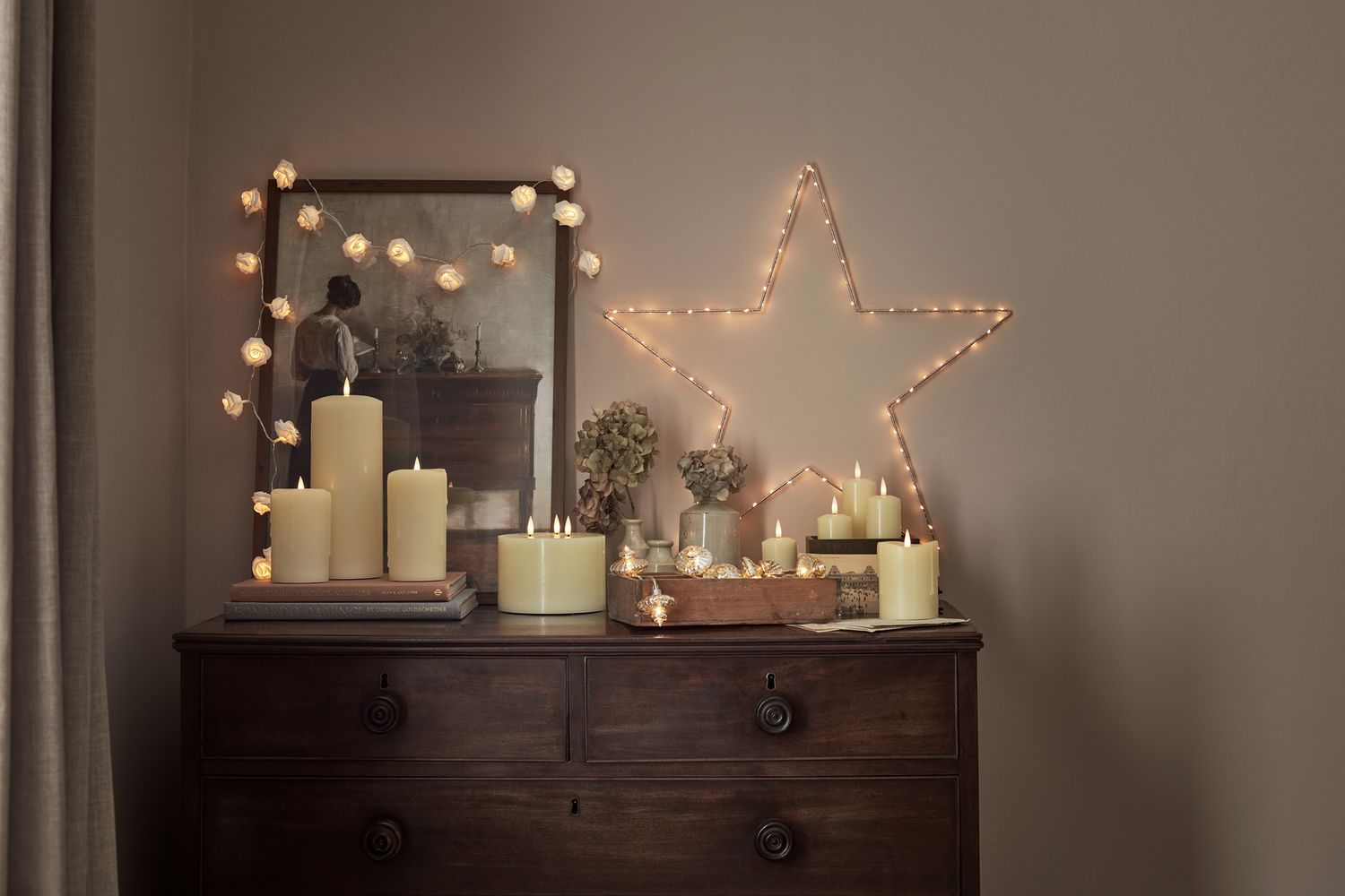 Lights4fun, Gemütliche Beistelltischdekoration mit TruGlow-Kerzen und leuchtender Osby-Sterndekoration