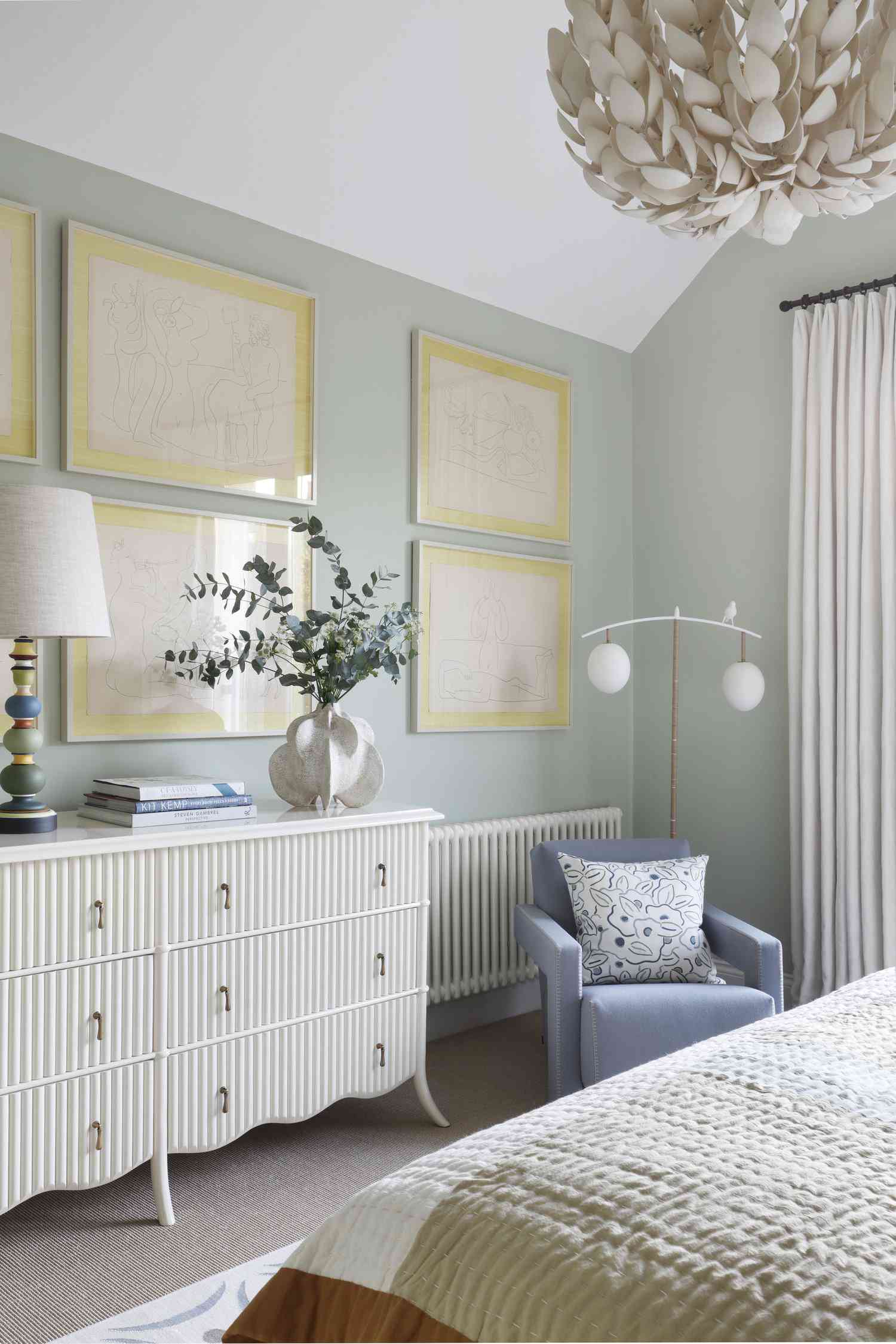Chambre à coucher avec des murs vert seafoam et un fauteuil bleu clair dans le coin