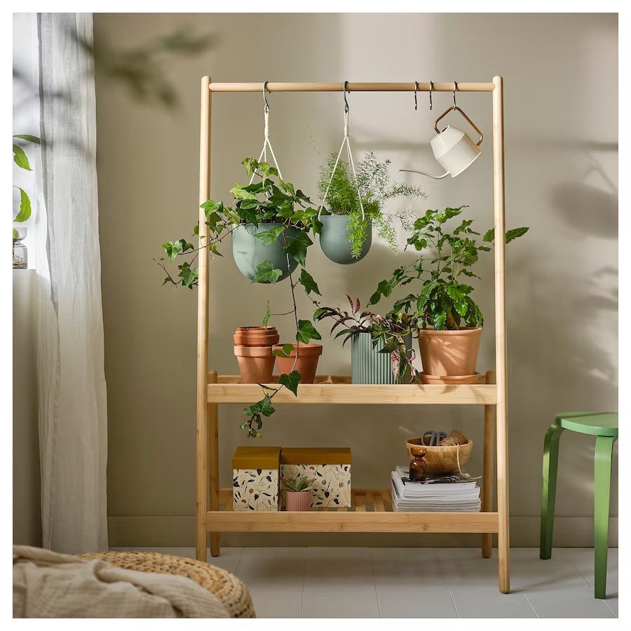 Soporte de madera para plantas de IKEA con dos macetas colgantes y plantas