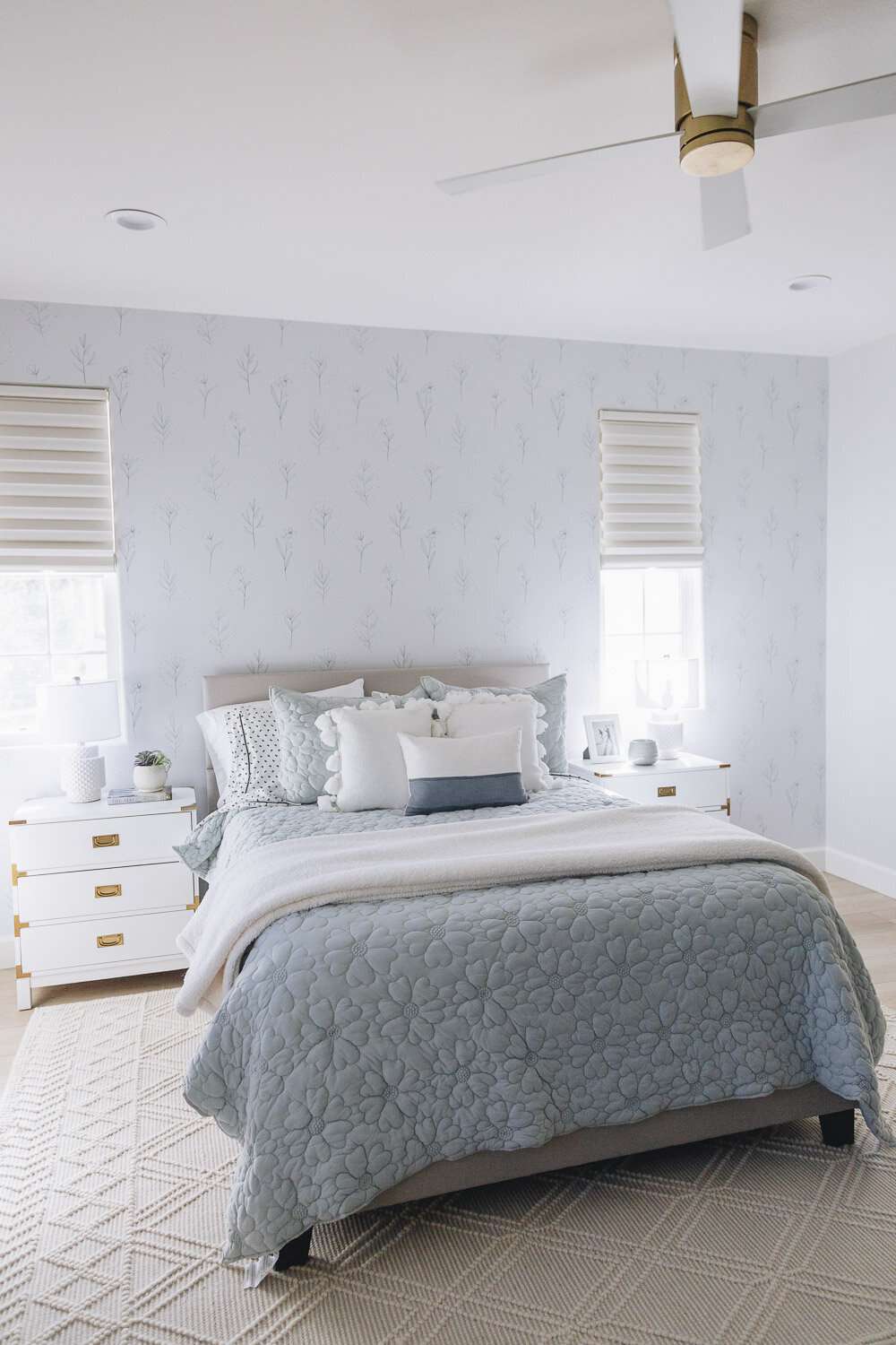 Chambre sereine avec une tête de lit beige clair et des accents bleu clair