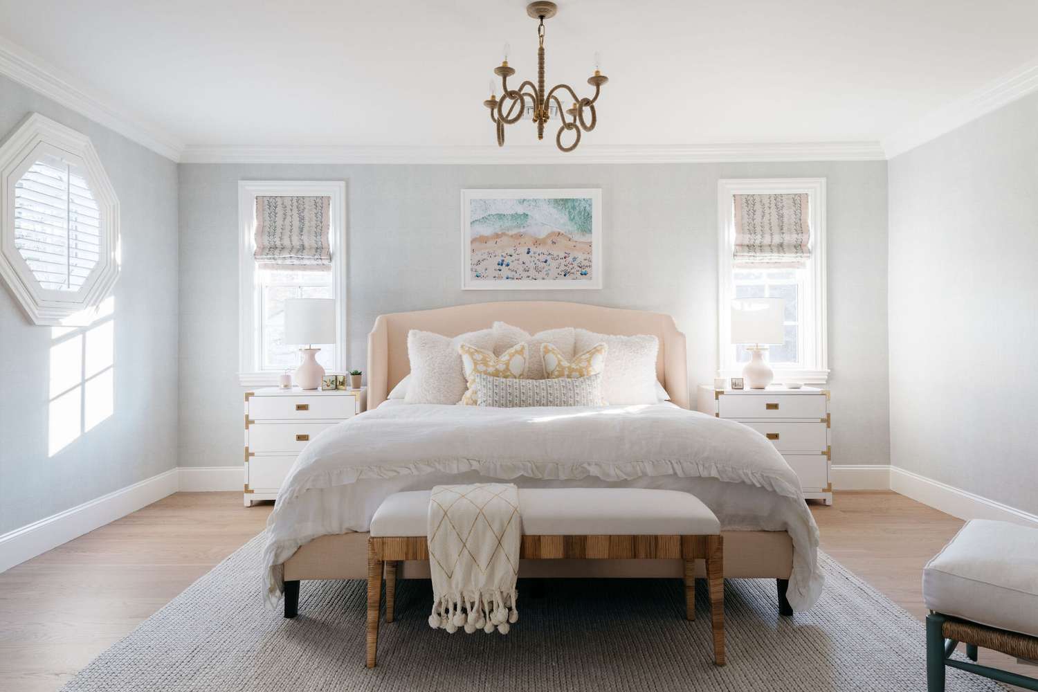 Chambre à coucher avec tête de lit pêche clair contre murs bleu clair