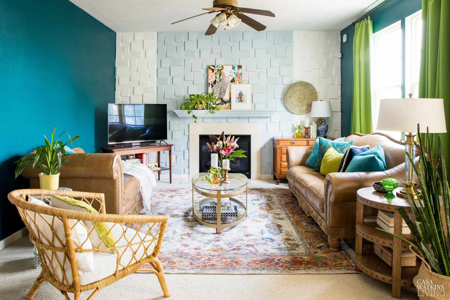 Parede da lareira azul-clara e paredes azul-petróleo ao redor em uma sala de estar aconchegante