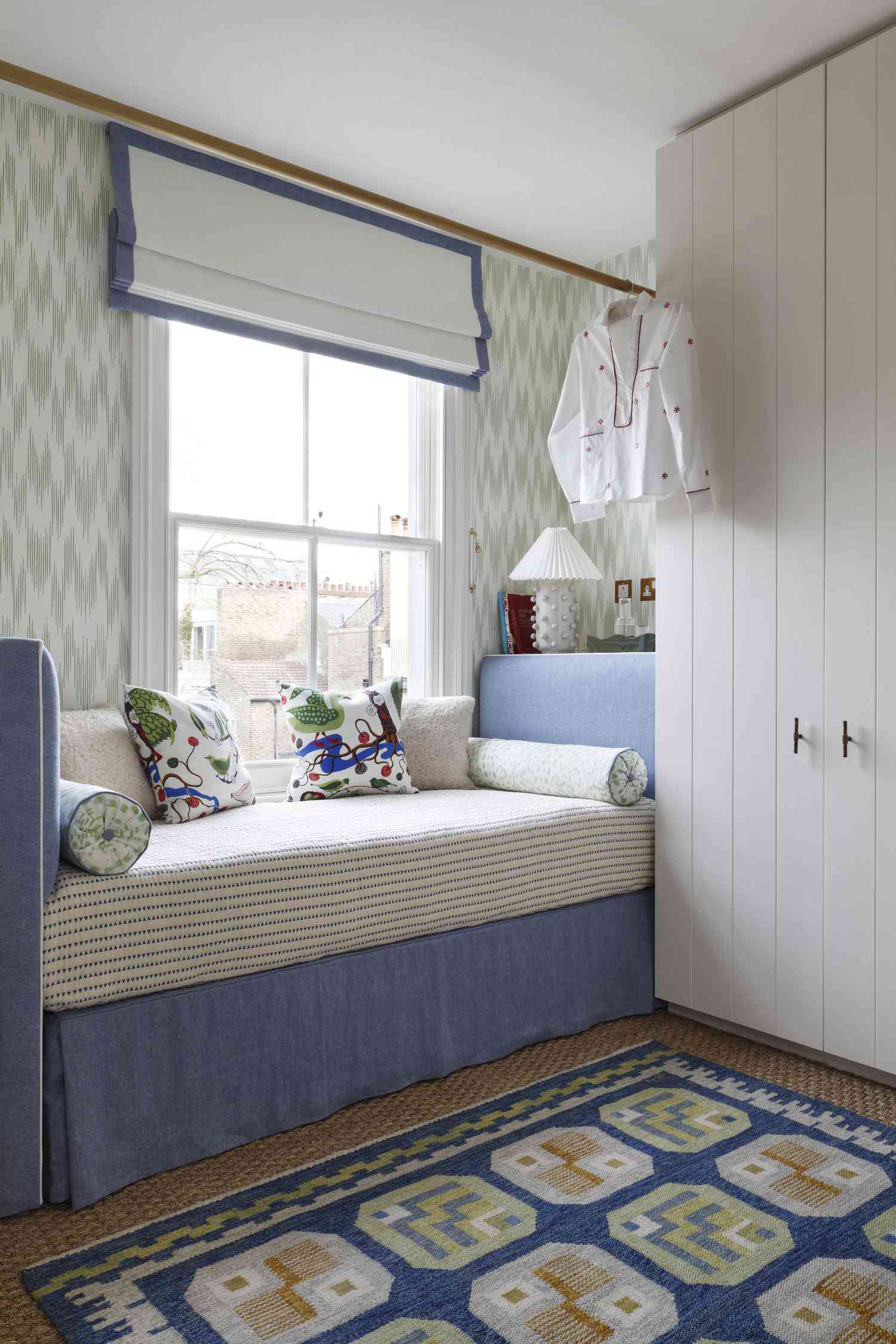 Dormitorio pequeño con sofá cama y empotrados con puertas shiplap