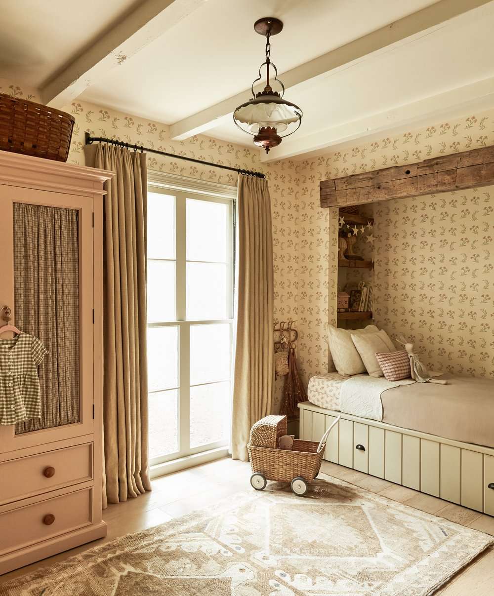 Dormitorio infantil estilo cabaña con cama empotrada con cajón de almacenaje cubierto de shiplap