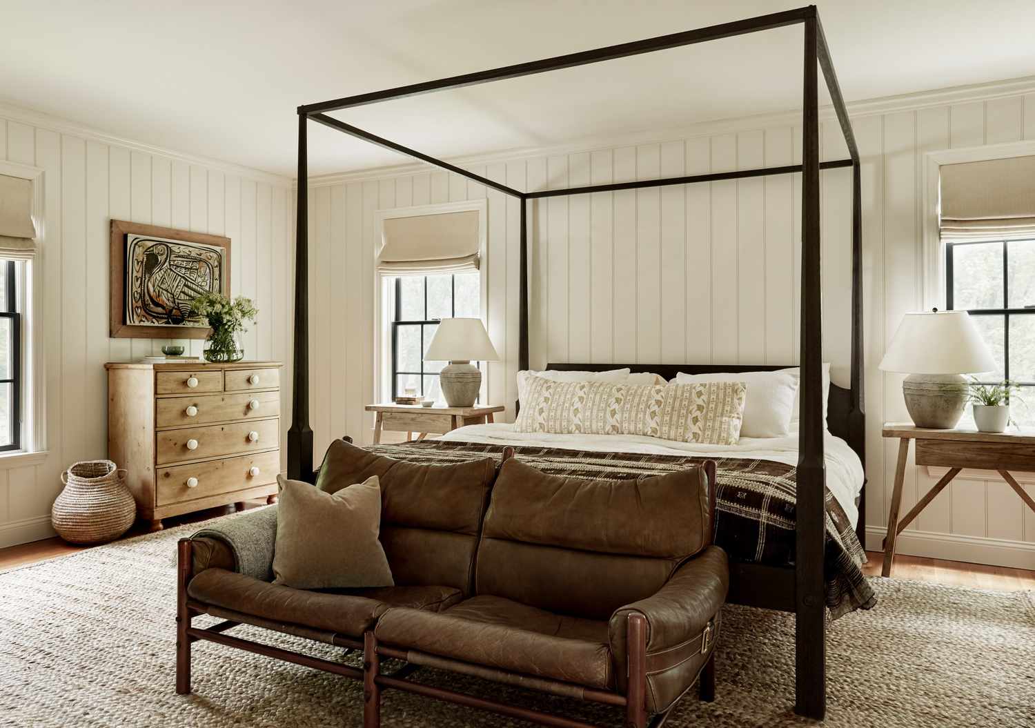 Paredes de shiplap blanco en un dormitorio tradicional con una combinación de colores neutros